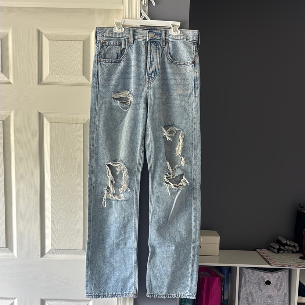 Women’s 90s baggy light wash jeans